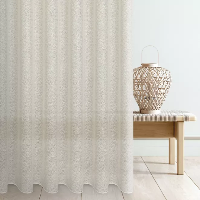Tkanina firanowa z delikatnym połyskiem, wyraźnym splotem z efektem bukli, wykończona obciążnikiem