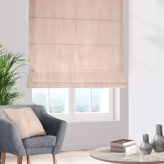 Roleta rzymska SAFARI jasnobeżowa z miękkiej welwetowej tkaniny z połyskiem