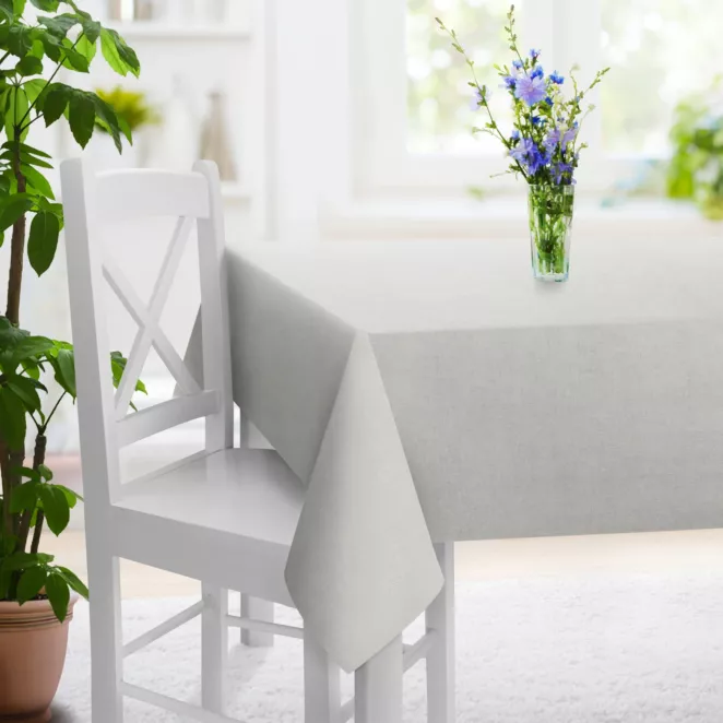 Obrus szyty jasnosrebrny z miękkiej w dotyku tkaniny szenilowej