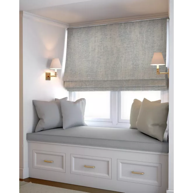 Roleta rzymska kremowo srebrna z eleganckiej tkaniny zasłonowej o prostym splocie z połyskującym dodatkiem