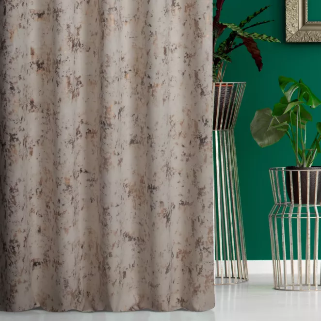 Zasłona szyta na taśmie 5 cm kremowo złota z grubej, matowej tkaniny welwetowej z połyskliwym nadrukiem Italissima Eva Minge