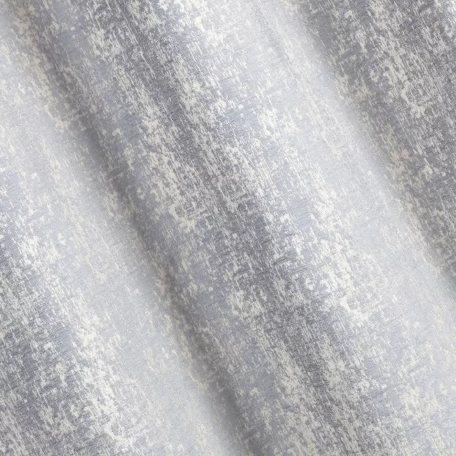 R139/2 Zasłona szyta na taśmie 5 cm MALLORCA srebrna z miękkiej tkaniny szenilowej przetykanej błyszczącą nicią