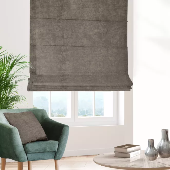 Roleta rzymska jasnobrązowa z miękkiej tkaniny szenilowej typu dimout o naturalnym splocie