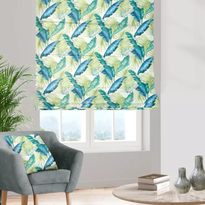 Roleta rzymska AMIRA biało zielona z miękkiej tkaniny typu blackout drukowanej w egzotyczne liście