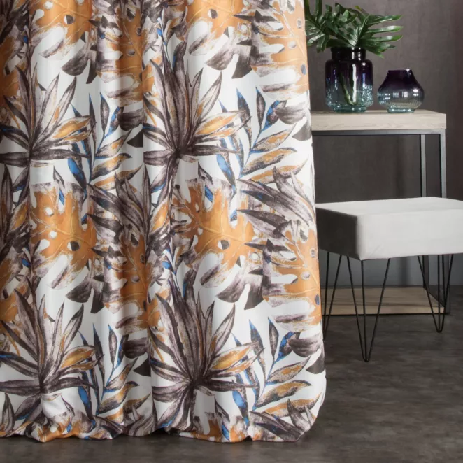 Zasłona szyta na flexach SANDERO naturalno musztardowa z miękkiej tkaniny typu blackout drukowanej w modne egzotyczne liście