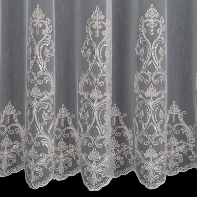 L146/5 Firana szyta na taśmie 5 cm biało beżowa z matowej, delikatnej tkaniny ADEN haftowanej w dwukolorowy, ornamentowy wzór