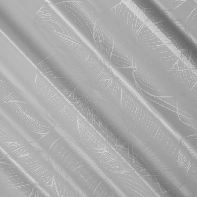 P260/3 Firana szyta na taśmie 5 cm biało srebrna z tkaniny typu KREPA z delikatnie połyskującym, botanicznym nadrukiem na dole tkaniny, wykończona obciążnikiem