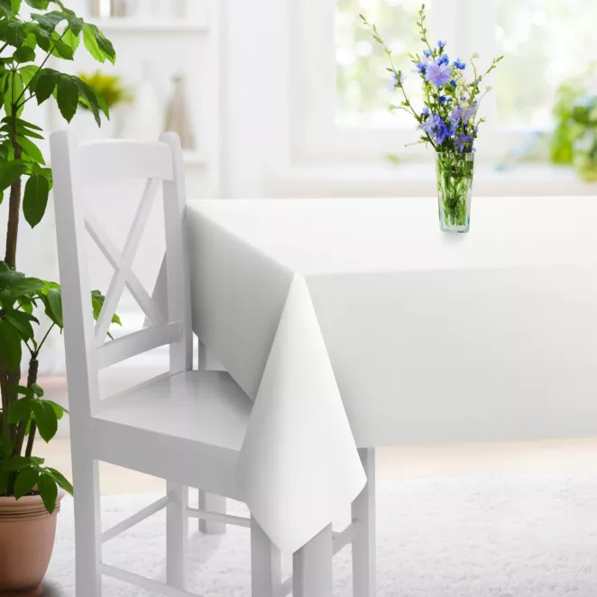 Obrus szyty biały z miękkiej tkaniny o naturalnym splocie w stylu ekologicznym