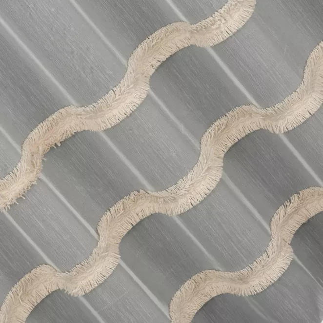 P280/2 Firana szyta na taśmie 5 cm naturalna z matowej tkaniny ADEN ozdobionej puszystymi frędzlowymi pasami, wykończona obciążnikiem