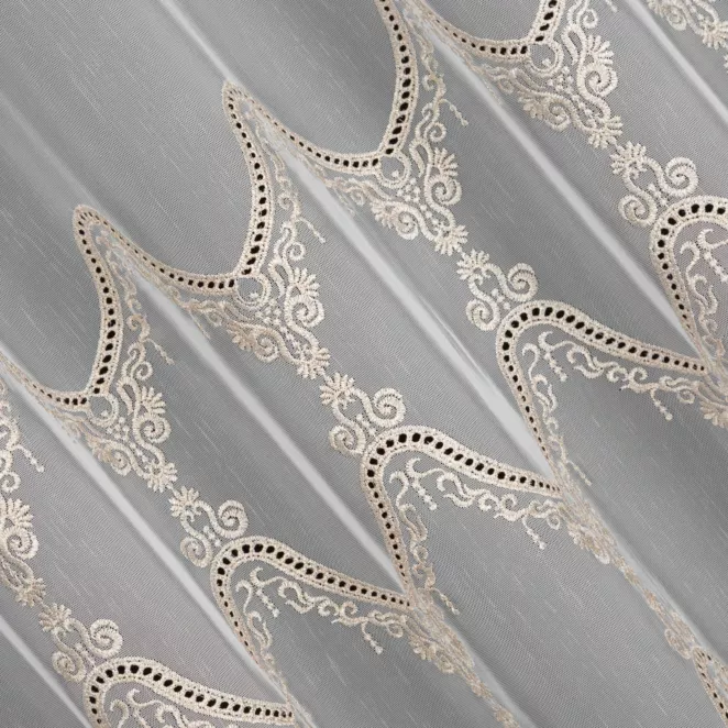 R167/3 Firana szyta na taśmie 5 cm biało złota z matowej tkaniny z efektem deszczyku zdobionej dołem haftem Pierre Cardin