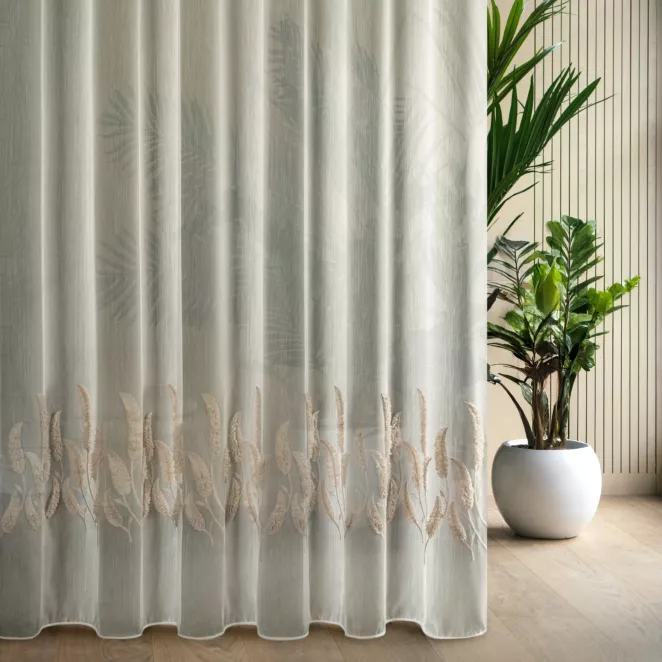 Firana szyta na taśmie 5 cm naturalno beżowa z tkaniny typu aden zdobionej włochatym haftem