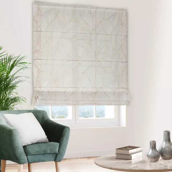 Roleta rzymska biało złota z tkaniny typu BATYST z delikatnie połyskującym nadrukiem w kształcie liści po całości tkaniny, wykończona obciążnikiem