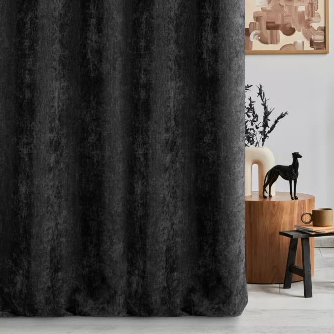 Zasłona szyta na taśmie 5 cm czarna z tkaniny o szenilowej strukturze