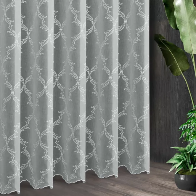 Tkanina firanowa etamina zdobiona na całej powierzchni ornamentowym haftem