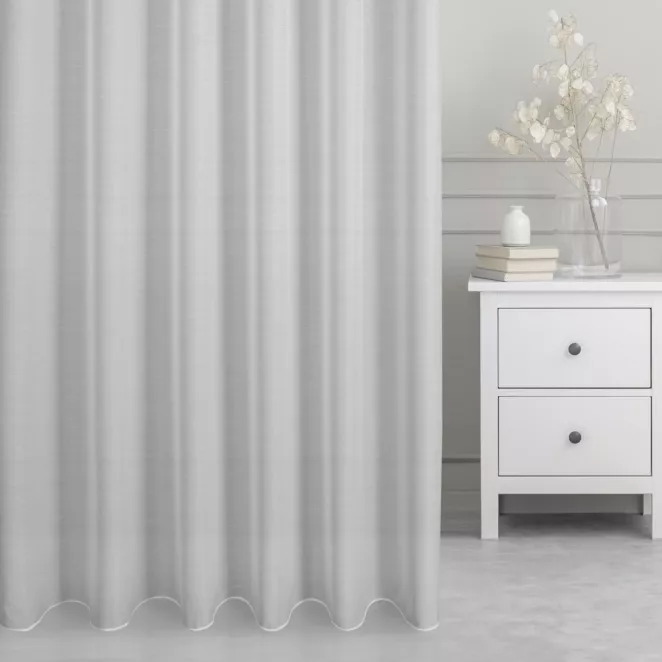 Firana szyta na taśmie 5 cm biała z miękkiej tkaniny typu żorżeta, z delikatnym wzorem, wykończona obciążnikiem