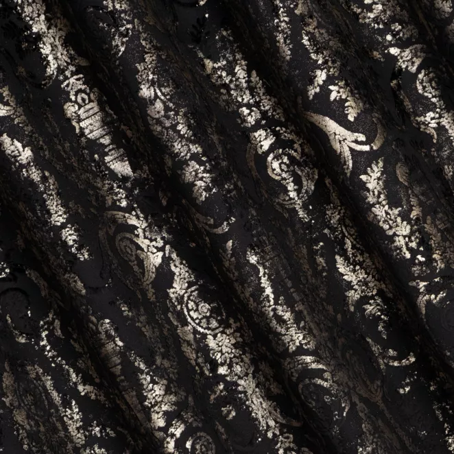 R186/4 Zasłona szyta na taśmie 5 cm czarno złocista z grubej, welwetowej tkaniny, zdobiona delikatnie połyskującym nadrukiem