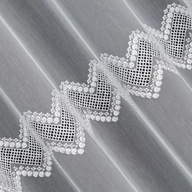 P271/3 Firana szyta na taśmie 5 cm biała z tkaniny typu ADEN z efektem deszczyku, zdobiona ażurowym haftem