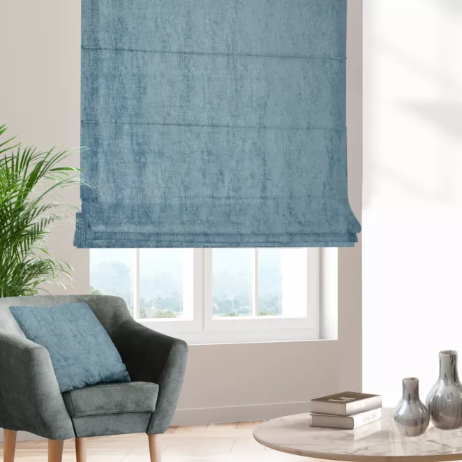 Roleta rzymska jasnoniebieska z tkaniny szenilowej z efektem przecierki