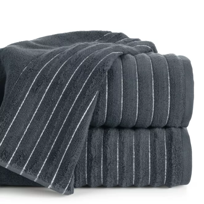 Ręcznik kąpielowy 70x140 cm kolor stalowy zdobiony prążkami z błyszczącej nici 500 g/m2 LUNARI
