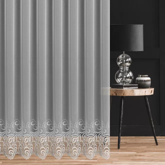 Firana szyta na taśmie 5 cm biała z matowej markizety zdobionej pasem aplikacji