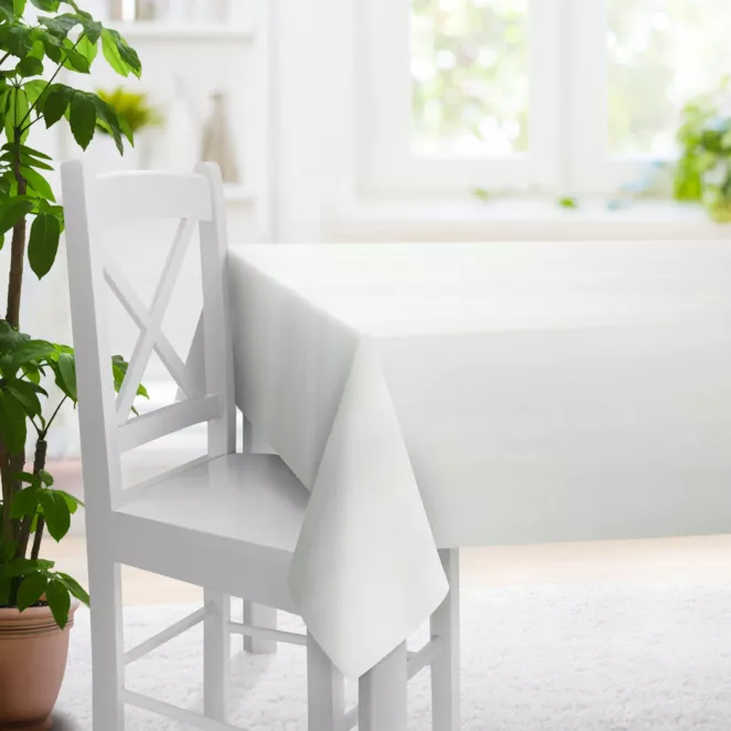 Obrus na wymiar kremowy o naturalnym charakterze, z widocznym, ozdobnym splotem