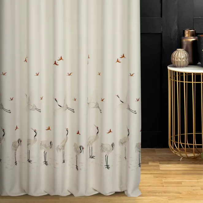 Zasłona szyta na taśmie 5 cm kremowa z matowej tkaniny haftowanej we wzór żurawi Italissima Eva Minge
