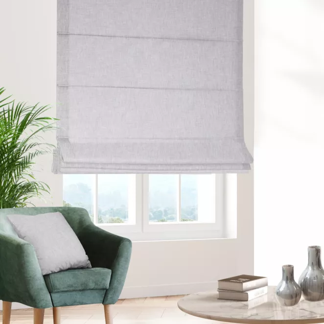 Roleta rzymska CASSIA srebrna z miękkiej tkaniny o regularnym, luznym splocie, wykończona obciążnikiem