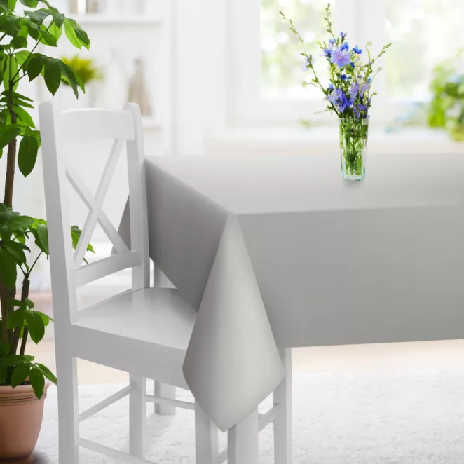 Obrus na wymiar jasnosrebrny z miękkiej tkaniny o welurowej strukturze