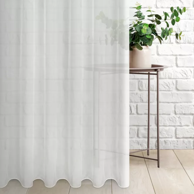 Firana szyta na taśmie 5 cm naturalna z miękkiej i połyskliwej tkaniny, wykończona obciążnikiem