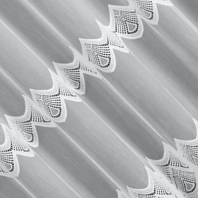 L188/1 Firana szyta na taśmie 5 cm biała z tkaniny z efektem deszczyku, zdobionej geometryczną aplikacją