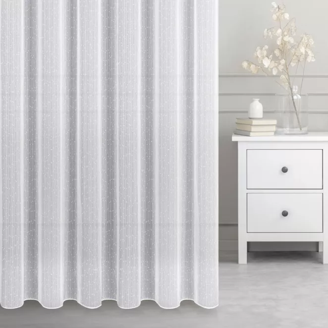 Firana szyta na taśmie 5 cm NIEVE biała z połyskującej siateczki z efektem deszczyku, z moherową nicią, wykończona obciążnikiem