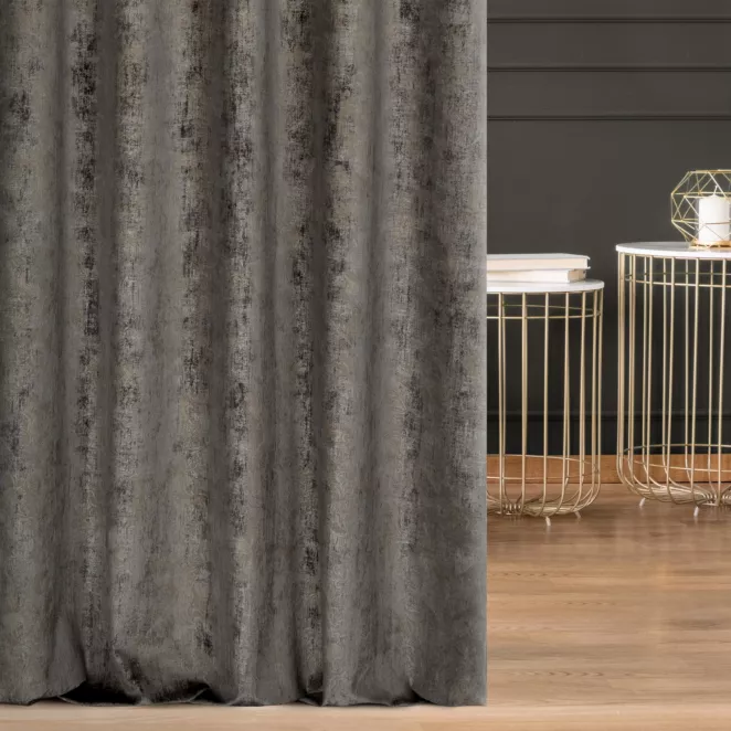 Zasłona szyta na taśmie 5 cm stalowo szampańska z tkaniny welwetowej z nadrukiem