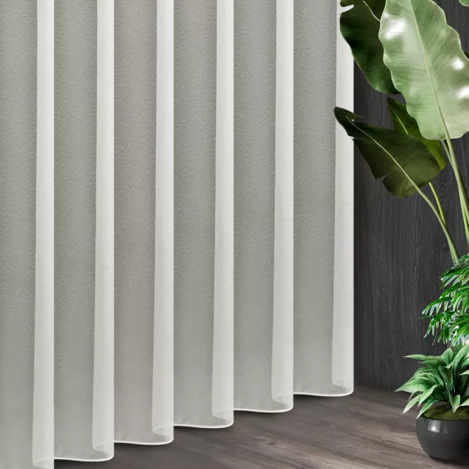 Tkanina firanowa gładka matowa markizeta o gęstym splocie zakończona szwem obciążającym