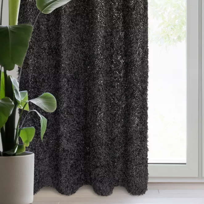 Zasłona czarna zdobiona futerkiem 140x250 cm przelotka - MARION