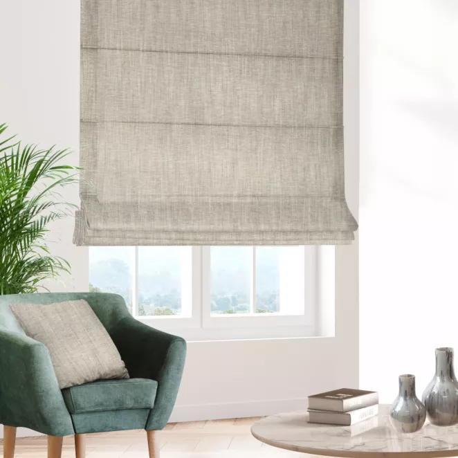 Roleta rzymska beżowa z tkaniny w stylu eko o naturalnym splocie, z efektem melanżu, wykończona obciążnikiem