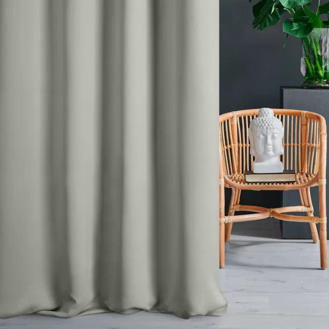 Zasłona szyta na taśmie 5 cm jasnosrebrna z gładkiej tkaniny typu dimout