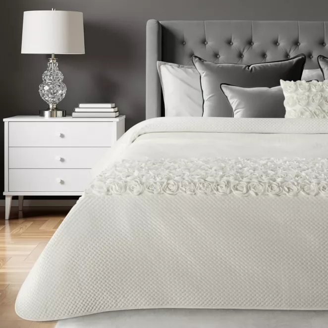 Narzuta welwetowa kremowa 170x210 cm zdobiona pasem róż 3D ROSES Eva Minge