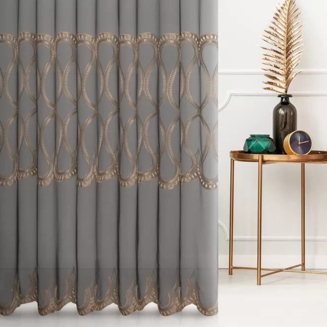 Firana szyta na taśmie 5 cm czarno złota z matowego PERU, zdobiona eleganckim, dużym haftem Italissima Eva Minge