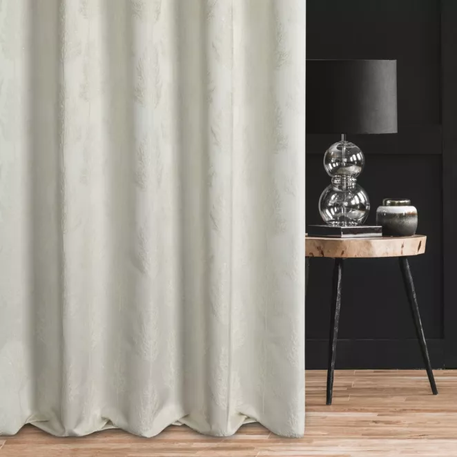 Zasłona szyta na taśmie 5 cm kremowo srebrna z tkaniny w botaniczny wzór przetykany nicią metaliczną Italissima Eva Minge