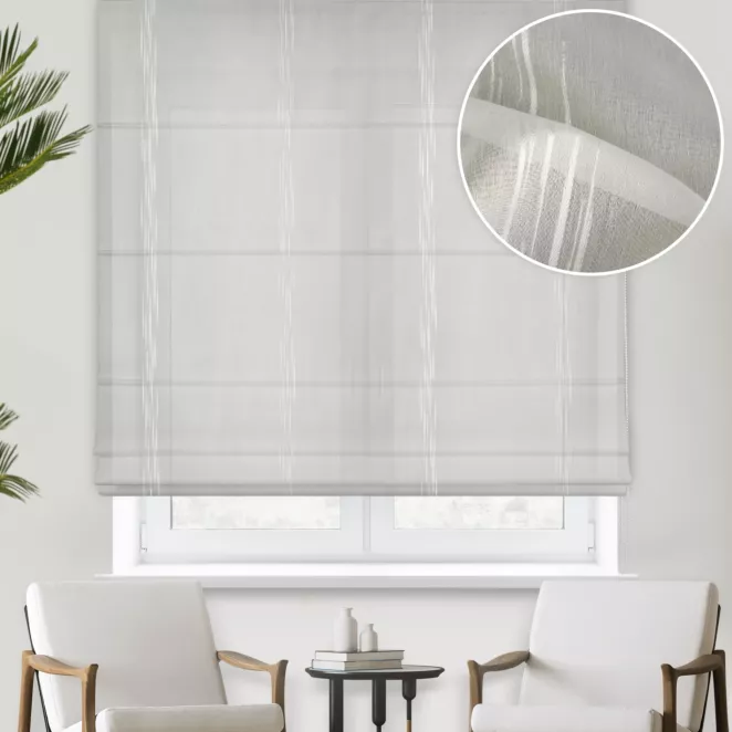 Roleta rzymska kremowa zdobiona pionowymi pasami, wykończona obciążnikiem