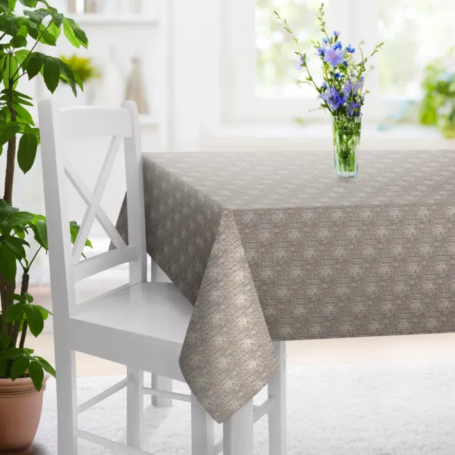 Obrus szyty srebrno złocisty z tkaniny z wzorem w formie przecierki na błyszczącym tle Pierre Cardin