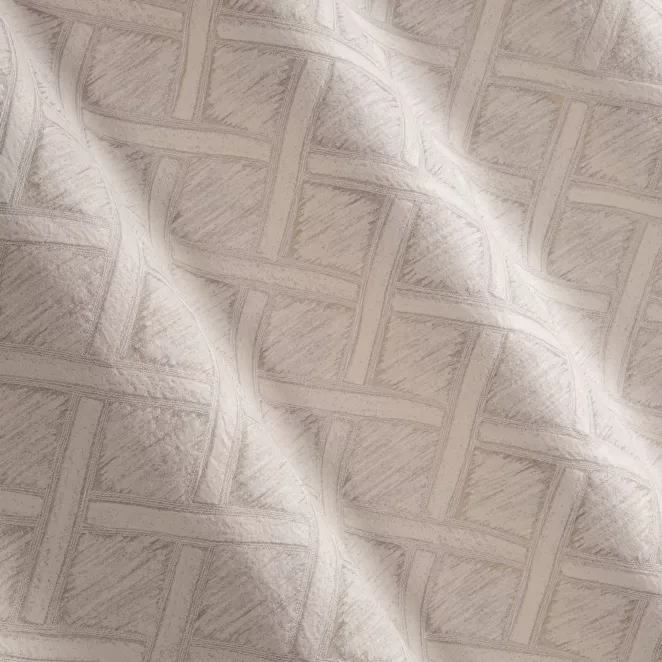 M123/3 Zasłona szyta na taśmie 5 cm CROWN4 kremowo złocista z eleganckiej tkaniny z geometrycznym wzorem 3D i delikatnie błyszczącą nicią