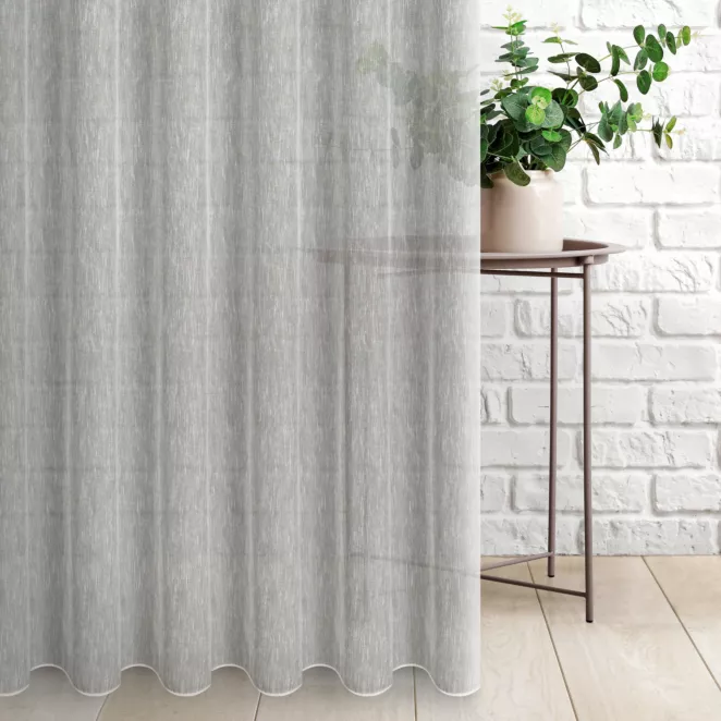 Firana szyta na taśmie 5 cm popielata z matowej tkaniny o naturalnym wyglądzie, z efektem deszczyku, wykończona obciążnikiem