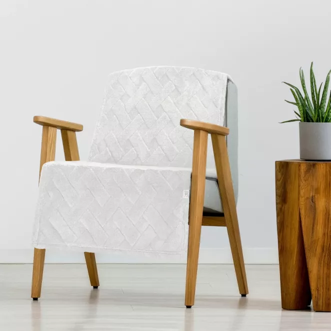 Narzuta na fotel-koc flano 70x160 cm biała zdobiona wytłaczanym wzorem CARO Design 91