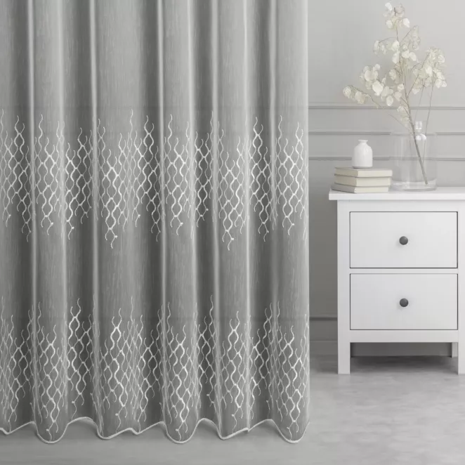 Firana szyta na taśmie 5 cm kremowa z matowej tkaniny haftowanej w pasowy geometryczny wzór