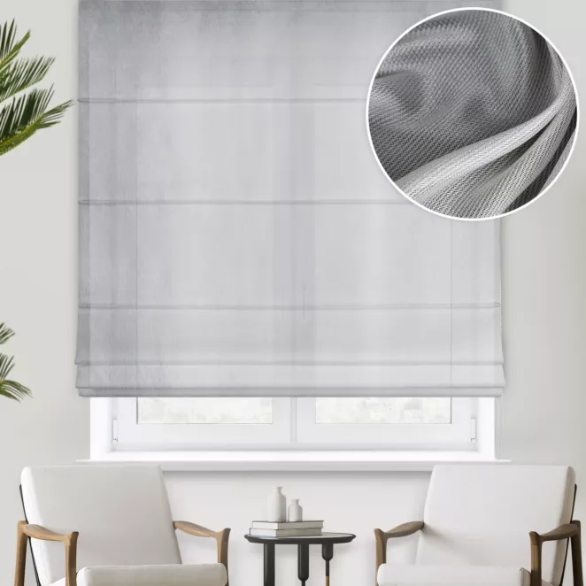 Roleta rzymska jasnoszara z półprzezroczystej tkaniny o perłowym połysku, wykończonej obciążnikiem