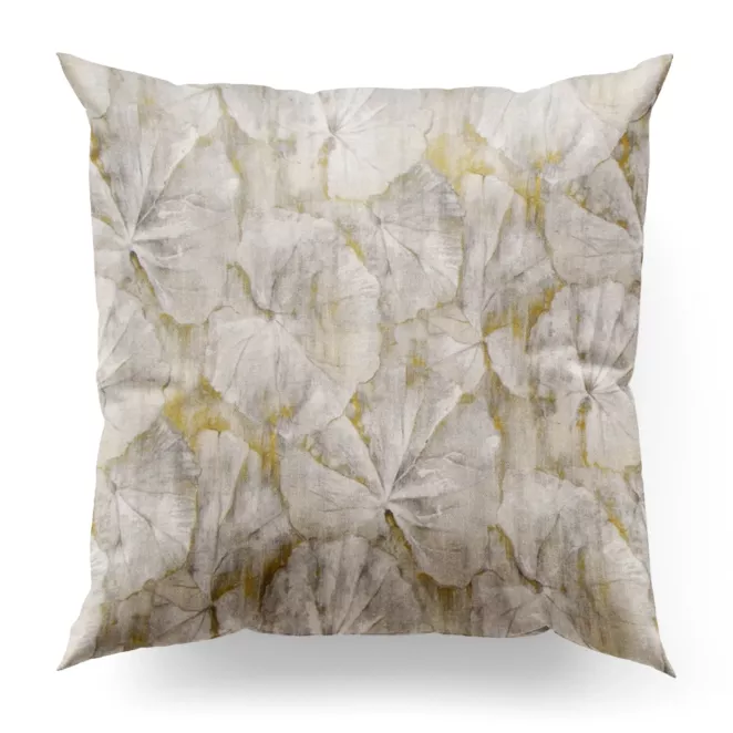 Poszewka szyta popielato musztardowa z tkaniny z dodatkiem bawełny i nici metalicznej, o wzorze roślinnym, zawiera 20% bawełny