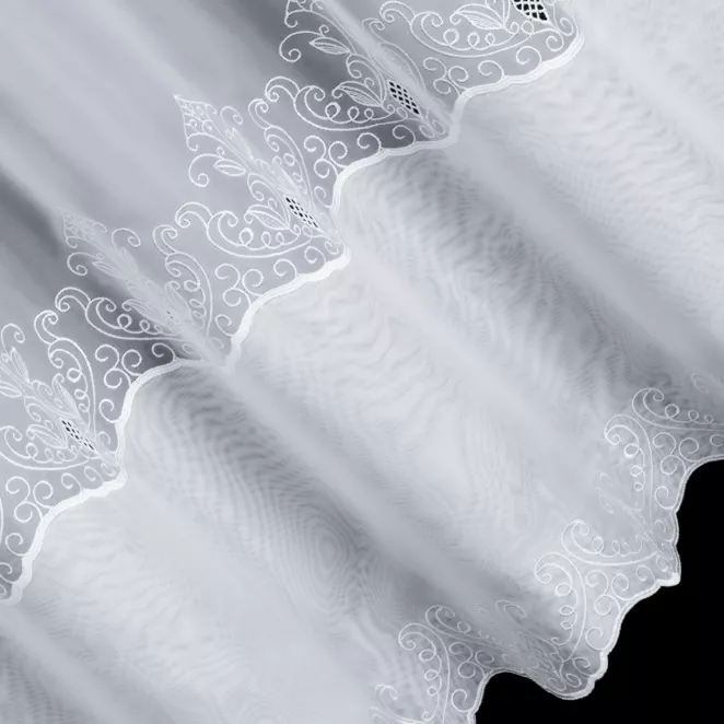 L159/3 Firana szyta na taśmie 5 cm biała z woalu ozdobionego podwinięciem z ażurowym haftem