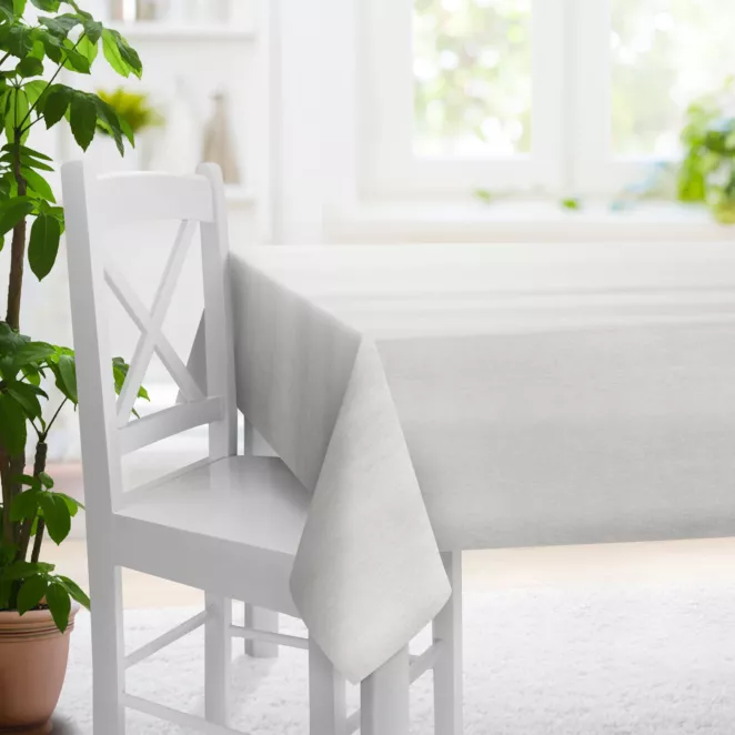 Obrus na wymiar jasnosrebrny z tkaniny o szenilowej strukturze