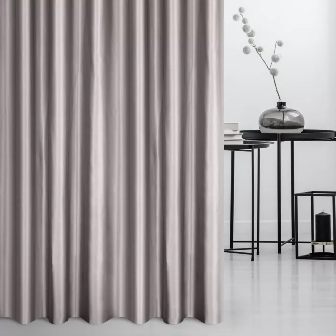 Zasłona szyta na taśmie 5 cm szarobeżowa z tkaniny o satynowym połysku zaciemniającej w 100%